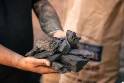 2 zakken houtskool European Oak Smokin’ Flavours + 1 doos aanmaakwokkels