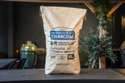 2 zakken houtskool European Oak Smokin’ Flavours + 1 doos aanmaakwokkels